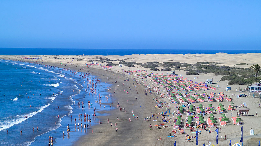 Playa del Inglés, gelegen aan de adembenemende kustlijn van Gran Canaria