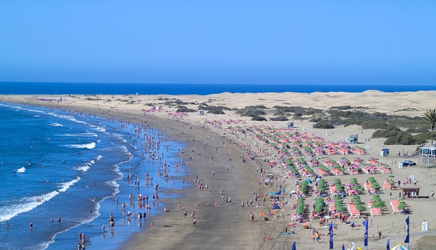 Playa del Inglés, gelegen aan de adembenemende kustlijn van Gran Canaria