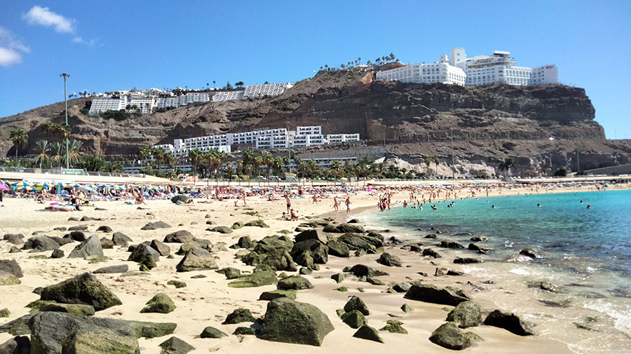 Playa de Amadores is bedekt met goudkleurig zand