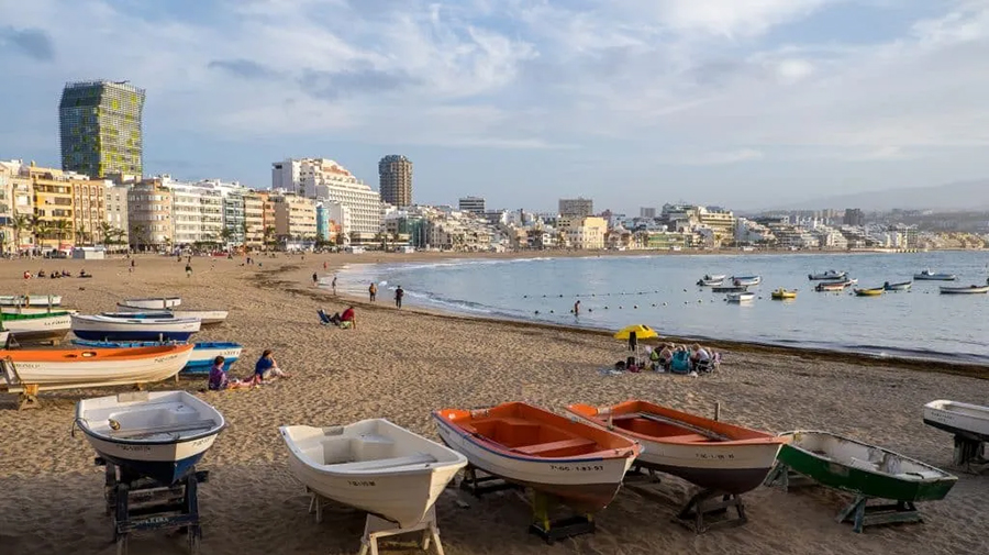 Playa de las Canteras heeft een kilometerslang strand