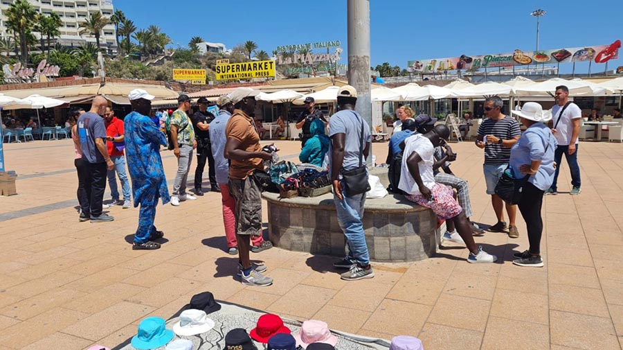 Minstens vijf illegale straatverkopers betrapt op de promenades van Maspalomas en Playa del Inglés