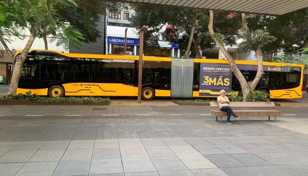 In Las Palmas zijn vier nieuwe elektrische bussen in gebruik genomen