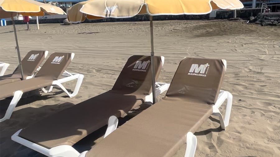 Strandwerkers staking dreigt vakantiegangers zonder ligbedden of parasols te laten