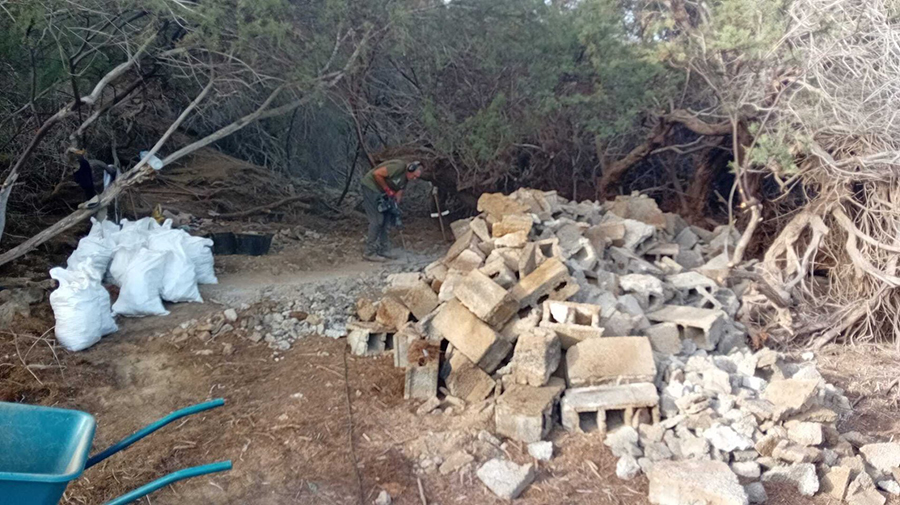 El Cabildo verwijdert afval uit de Duinen van Maspalomas