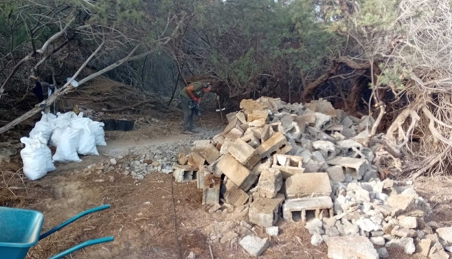 El Cabildo verwijdert afval uit de Duinen van Maspalomas