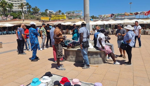 Strijd tegen illegale verkoop op de stranden van Maspalomas en Playa del Inglés