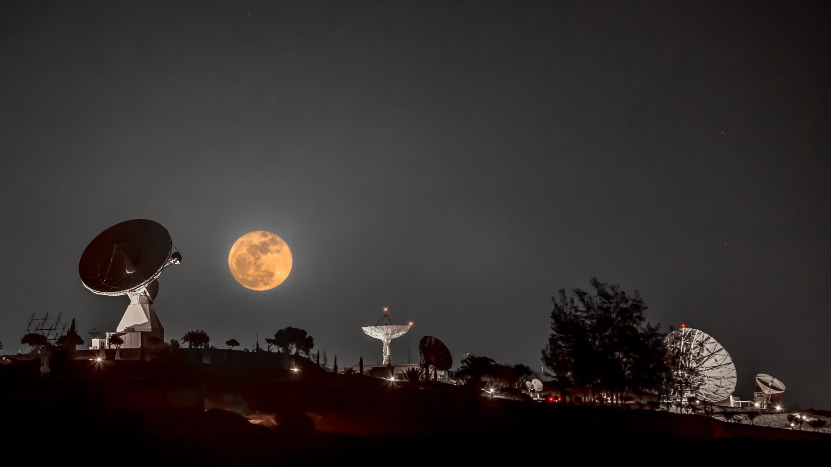 De antenne van het INTA in het zuiden van Gran Canaria, in Meloneras