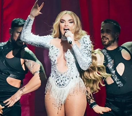Het Yumbo-plein zal een speciale gala organiseren om Melody op het Eurovisie Songfestival te zien, met Roberto Herrera en Jia Miles