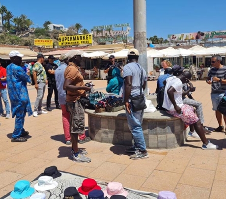 Controles tegen illegale straathandel versterkt in Maspalomas