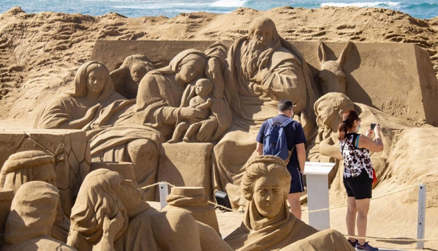 Let op: de zandkerststal bij Las Canteras gaat later van start!