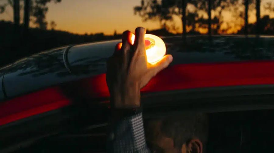 Nieuw verplicht ongeval-waarschuwingsapparaat bevestigd door de DGT