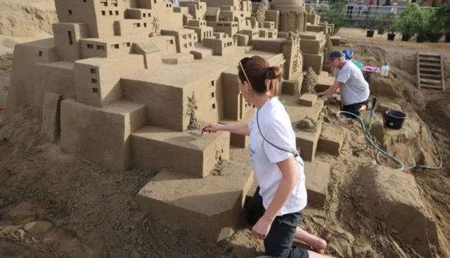 Het zandkerststalletje van Las Canteras trotseert de hevigheid van storm Emilia en wordt vandaag geopend