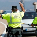 Guardia civil voegt controle van het dashboardkastje toe aan een verkeersstop