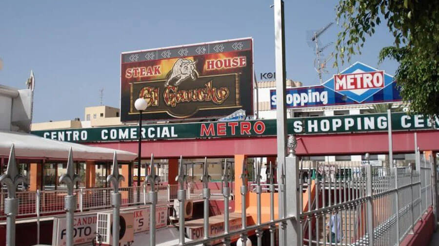 De rechtbank houdt de sloop van het winkelcentrum Metro in Playa del Inglés tegen