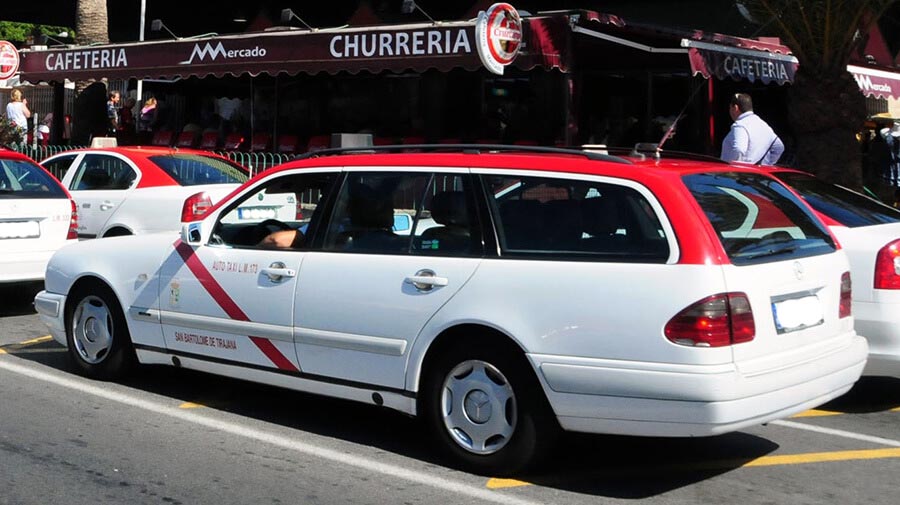 Elf taxichauffeurs verdacht van fraude met toeristen