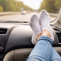€100 boete voor passagiers op de voorstoel die hun voeten op het dashboard zetten