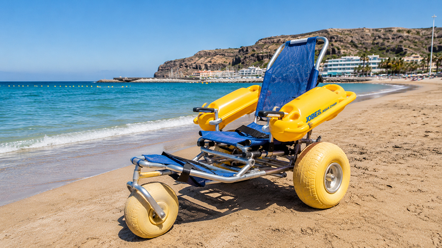 Mogán rust zich uit met amfibische strandstoelen voor een inclusieve strandvakantie