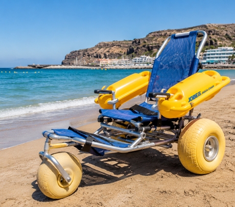 Mogán rust zich uit met amfibische strandstoelen voor een inclusieve strandvakantie