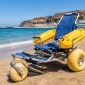 Mogán rust zich uit met amfibische strandstoelen voor een inclusieve strandvakantie