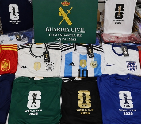 Meer dan 1.200 nep-WK-voetbalshirts in beslag genomen op Gran Canaria