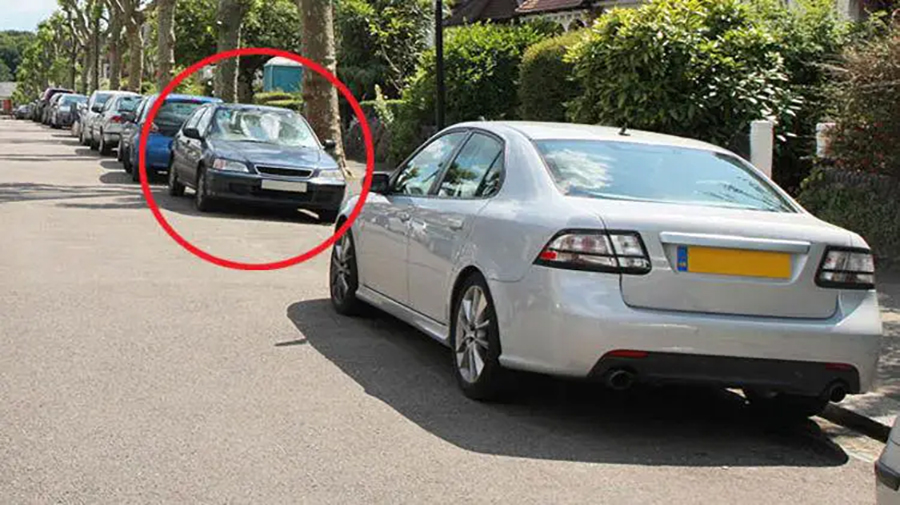 Wanneer wordt een geparkeerde auto op de Canarische Eilanden wettelijk als achtergelaten beschouwd?