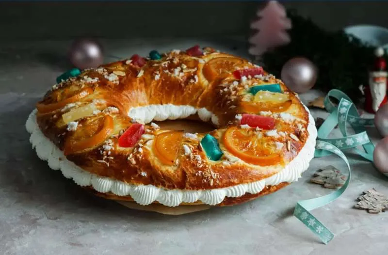 Roscón de Reyes cake